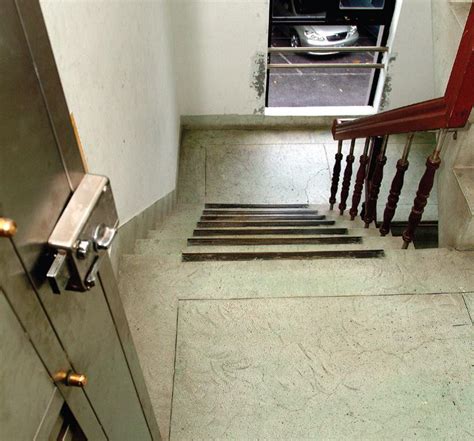 犁 意思 臥室門對向下樓梯